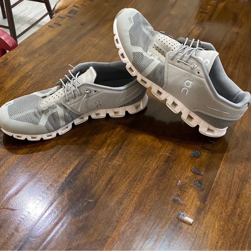 Men’s 10 OnCloud shoes